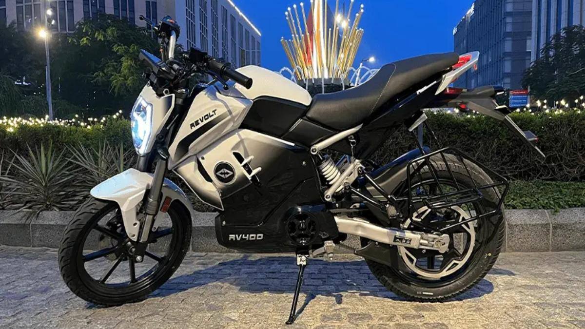 சிங்கிள் சார்ஜில் 150 கி.மீட்டர் மைலேஜ்! மிரட்டல் லுக்கில் Revolt RV400 இ பைக் - விலை எவ்ளோ?