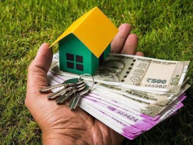 RBI ਨੇ ਰੇਪੋ ਰੇਟ ਵਿੱਚ ਕੋਈ ਬਦਲਾਅ ਨਹੀਂ ਕੀਤਾ  ਹੋਮ ਲੋਨ ਲੈਣ ਵਾਲਿਆਂ ਲਈ ਰਾਹਤ ਦੀ ਗੱਲ ਇਹ ਹੈ ਕਿ ਰਿਜ਼ਰਵ ਬੈਂਕ ਨੇ ਰੇਪੋ ਰੇਟ 5.25% 'ਤੇ ਹੀ ਕਾਇਮ ਰੱਖਿਆ ਹੈ। ਰੇਪੋ ਰੇਟ ਉਹ ਦਰ ਹੁੰਦੀ ਹੈ ਜਿਸ 'ਤੇ RBI ਹੋਰ ਬੈਂਕਾਂ ਨੂੰ ਪੈਸਾ ਉਧਾਰ ਦਿੰਦਾ ਹੈ। ਜੇ ਇਹ ਦਰ ਵੱਧਦੀ ਹੈ ਤਾਂ ਆਮ ਤੌਰ 'ਤੇ ਬੈਂਕ ਆਪਣੇ ਲੋਨ ਮਹਿੰਗੇ ਕਰ ਦਿੰਦੇ ਹਨ।  ਮੋਨੇਟਰੀ ਪਾਲਿਸੀ ਕਮੇਟੀ (MPC) ਦੀ ਮੀਟਿੰਗ ਤੋਂ ਬਾਅਦ RBI ਗਵਰਨਰ ਸੰਜੈ ਮਲਹੋਤਰਾ ਨੇ ਕਿਹਾ ਕਿ ਵਿਸ਼ਵ ਪੱਧਰ 'ਤੇ ਚੱਲ ਰਹੇ ਤਣਾਅ ਅਤੇ ਮਹਿੰਗਾਈ ਦੇ ਖਤਰੇ ਨੂੰ ਦੇਖਦੇ ਹੋਏ ਨੀਤੀ ਦਾ ਰੁਖ 