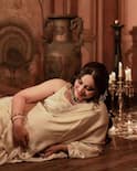 Surbhi Jyoti Stunning Look: 38व्या वर्षी आई होणार 'ही' प्रसिद्ध अभिनेत्री; राणीसारखं सजून फ्लॉन्ट केला बेबी बंप, गोल्डन साडी अन् केसात माळलेल्या गजऱ्यात खुलून दिसतंय सौंदर्य