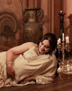 Surbhi Jyoti Stunning Look:  38व्या वर्षी आई होणार 'ही' प्रसिद्ध अभिनेत्री; राणीसारखं सजून फ्लॉन्ट केला बेबी बंप, गोल्डन साडी अन् केसात माळलेल्या गजऱ्यात खुलून दिसतंय सौंदर्य