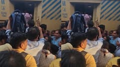 यूपी पुलिस परीक्षा की कठिन डगर! खिड़कियों के रास्ते ट्रेन में घुसे अभ्यर्थी; सामने आईं तस्वीरें