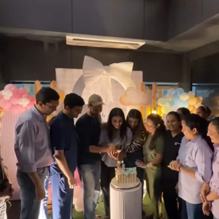 अभिनेत्री सरोगसीद्वारे आई झाली आहे. संभावनाने जुळ्या मुलांना जन्म दिला आहे. तिला एक मुलगा आणि एक मुलगी आहे. आई झाल्यानंतर संभावनाचा आनंद गगनात मावेनासा झाला आहे.