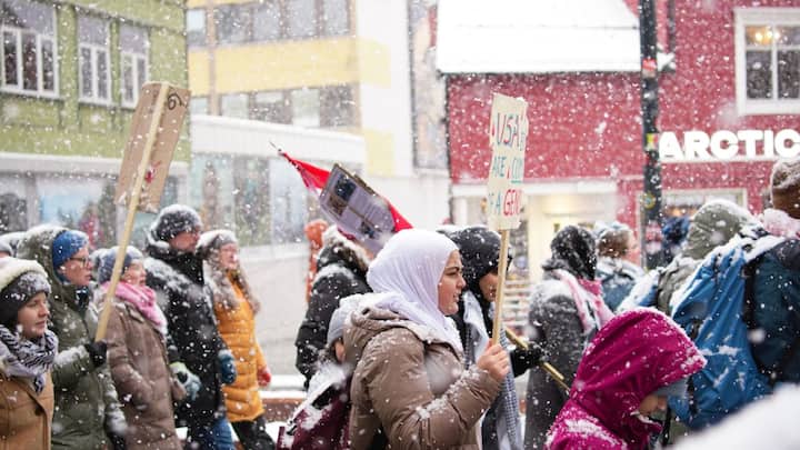 यहां के स्थानीय नागरिक सुरक्षा में आ रही इस गिरावट की मुख्य वजह पिछले कुछ सालों में देश के भीतर आए विदेशी शरणार्थियों को मानते हैं. इसके बावजूद, दुनिया के बाकी देशों के मुकाबले यहां अपराध का ग्राफ न के बराबर ही है.