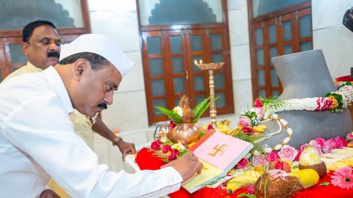 यावेळी मंडळाचे खजिनदार मंगेश दत्ताराम दळवी यांच्या शुभहस्ते लालबागचा राजा सार्वजनिक गणेशोत्सव मंडळाच्या पावती पुस्तकांचेही  पूजन झाले.