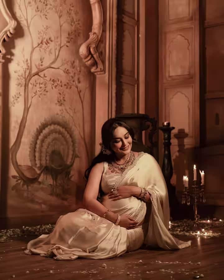 तिनं या साडीवर साजेसा असा 'स्लीव्हलेस' ब्लाउज वेअर केला आहे. त्याची साधी आणि सुटसुटीत रचना अतिशय आकर्षक दिसतेय.