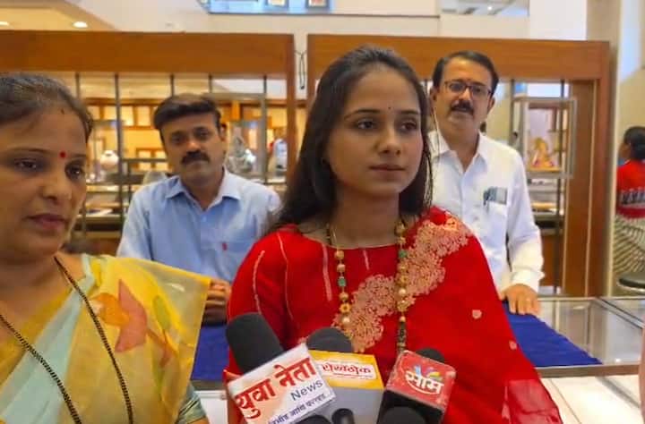 तीन वर्षानंतर येणाऱ्या अधिकमास महिन्यात माहेरच्या मंडळींकडून आपल्या मुलीला चांदीचे पैजन किंवा जोडवे हिंदू परंपरेनुसार भेट दिले जातात.