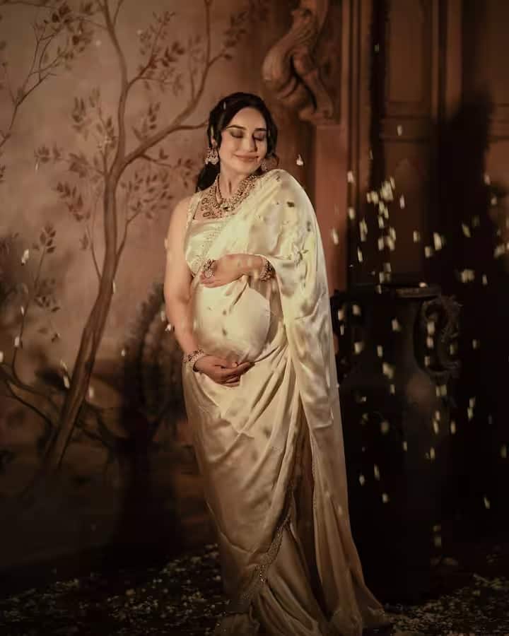 सुरभी ज्योती हिनं गोल्डन जरीची साडी वेअर केलीय, जी अतिशय रॉयल आणि एलिगंट दिसतेय.
