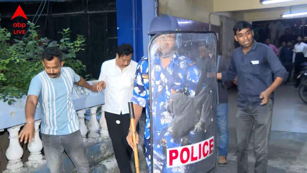 TMC Sabysachi Dutta Arrested: সব্যসাচীকে দেখে ফের ডিম ছুড়লেন বিক্ষোভকারীরা, আদালত থেকে বের করার সময়েও তীব্র জনরোষ