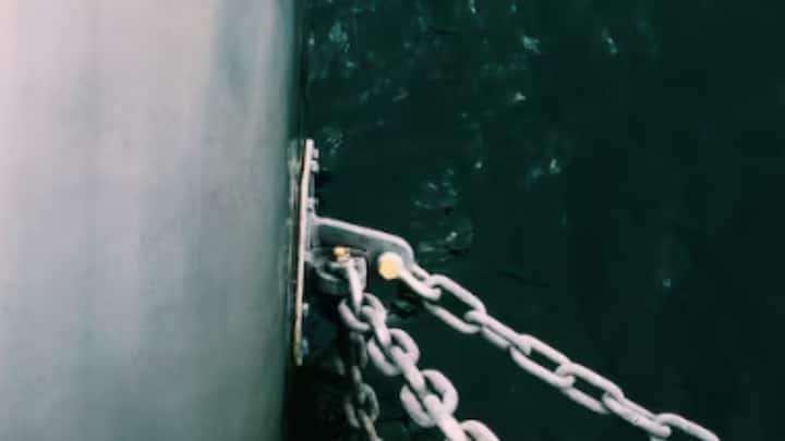 এক্ষেত্রে আরব সাগরের প্রায় ৩০০০ মিটার গভীরে পাইপলাইন বসাতে হবে। পৃথিবীর অন্যতম গভীর পাইপলাইন নেটওয়র্ক বলে গণ্য হবে সেটি। South Asia Gas Enterprise (SAGE) ইতিমধ্যে প্রযুক্তি এবং খরচখরচার হিসেব নিকেশ কষে ফেলেছে। যে রুটে পাইপলাইন বসানোর পরিকল্পনা, তা সমীক্ষাও করে দেখেছে তারা।