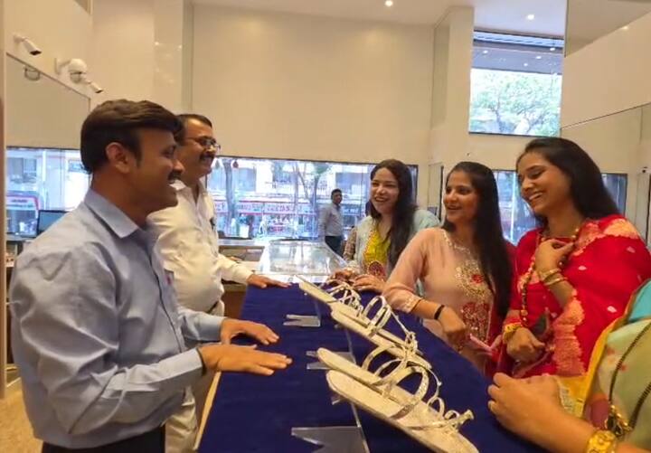 कोल्हापुरातील एका कुटुंबीयाने आपल्या जावयासाठी चक्क चांदीच्या चप्पला घेतल्याचे वृत्त काही दिवसांपूर्वी झळकले होते, तर अनेक ठिकाणी जावयाची मोठी हौस केल्याचं दिसून येतंय.