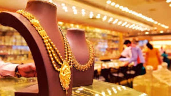 सोन्या-चांदीच्या किमतीतील या घसरणीमुळे ग्राहकांना काहीसा दिलासा मिळाला असला, तरी पुढील काही दिवस जागतिक आर्थिक आणि भू-राजकीय परिस्थितीनुसार दरांमध्ये आणखी चढ-उतार होण्याची शक्यता तज्ज्ञांकडून व्यक्त केली जात आहे.