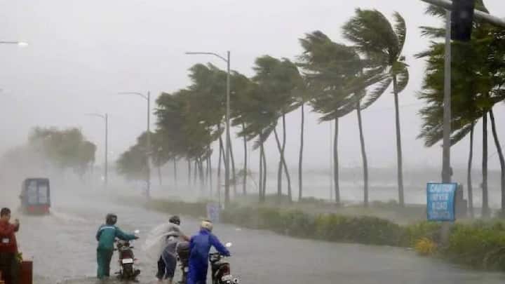 हलक्या ते मध्यम स्वरूपाच्या सरी, तर कधी जोरदार बॅटिंग असं स्वरूप पावसाचं आहे. त्यामुळे शेतकरी वर्गासह जिल्हावासीयांमध्ये समाधान आहे. उकड्यापासून देखील नागरिकांना दिलासा मिळालाय.