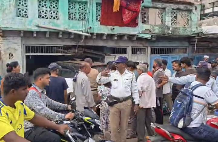 दरम्यान, घटनेची माहिती मिळताच वाहतूक शाखेचे पोलीस तसेच मिरज शहर पोलीस घटनास्थळी दाखल झाले. पोलिसांनी पंचनामा करून पुढील तपास सुरू केला आहे.
