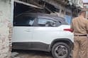 मिरजमध्ये टर्न घेताना कार थेट घरात घुसली, कौटुंबिक साहित्याचे नुकसान; पोलिसांकडून पंचनामा