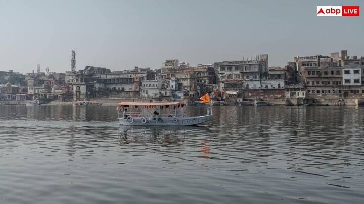 वक्त के साथ नदियों की तलहटी में जहरीली गाद, मिट्टी और इंडस्ट्रियल कचरा जमा हो जाता है. इन चीजों को हटाने और साफ करने के लिए भारी मशीनों का इस्तेमाल किया जाता है. इससे पानी का बहाव बेहतर होता है, पानी जमा करने की क्षमता बढ़ती है और नदी से जुड़े जमीन के नीचे के प्राकृतिक जल स्रोतों को फिर से जीवित करने में मदद मिलती है.