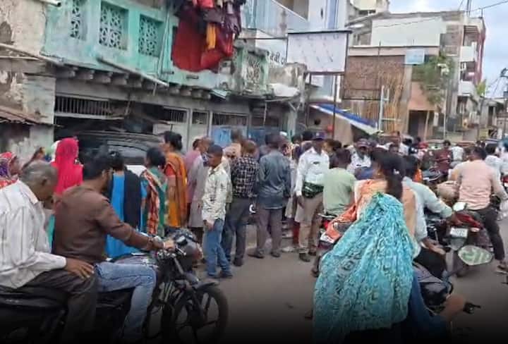 चारचाकी वाहन वळण घेत असताना चालकाचे नियंत्रण सुटल्याने वाहन भरधाव वेगाने पुढे गेले. त्यावेळी रस्त्याच्या कडेला उभ्या असलेल्या दुचाकीला धडक देत वाहन थेट घरात घुसले.