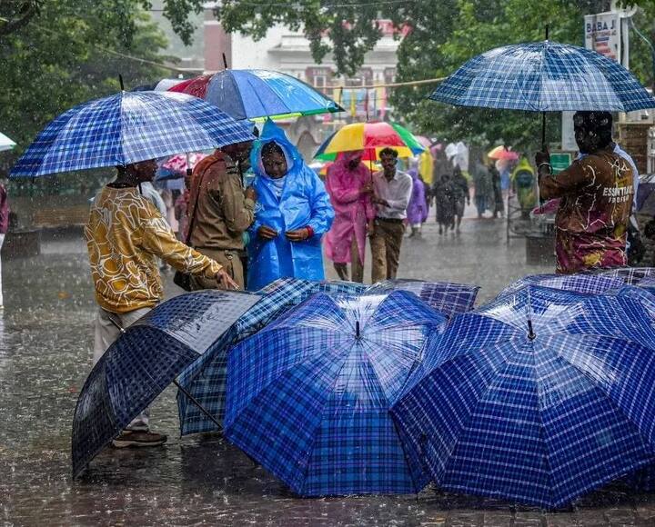 कोकणानंतर आता मान्सून मुंबईच्या दिशने सरकरला आहे. आज मुंबईत पाऊस बरसण्याचा अंदाज व्यक्त करण्यात आला आहे.