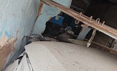 मिरजमध्ये टर्न घेताना कार थेट घरात घुसली, कौटुंबिक साहित्याचे नुकसान; पोलिसांकडून पंचनामा
