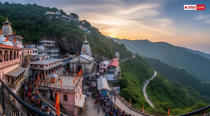 वैष्णो देवी मंदिर- जम्मू-कश्मीर के कटरा में त्रिकुटा पर्वत पर स्थित माता वैष्णो देवी मंदिर देश के सबसे लोकप्रिय तीर्थस्थलों में से एक है. कटरा से लगभग 13 किलोमीटर की चढ़ाई के बाद भक्त माता के दर्शन करते हैं. खासकर गर्मियों में यहां बड़ी संख्या में श्रद्धालु पहुंचते हैं.