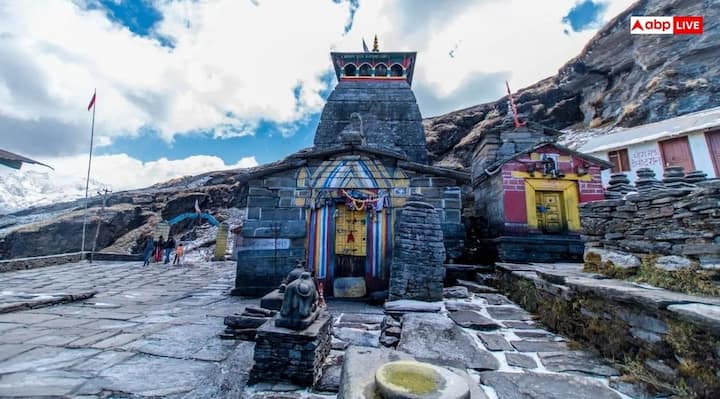 तुंगनाथ मंदिर- उत्तराखंड में तुंगनाथ दुनिया का सबसे ऊंचाई पर स्थित शिव मंदिर है. चंद्रशिला ट्रेक के रास्ते में पड़ने वाला यह मंदिर रोमांच और आध्यात्म का अनोखा संगम प्रस्तुत करता है. यहां से हिमालय की चोटियों का अद्भुत नजारा दिखाई देता है.