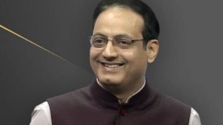 इसके अलावा विकास दिव्यकीर्ति दूसरी सलाह देते हैं कि यूपीएससी मेन्स में सिर्फ जानकारी होना काफी नहीं होता है. उसे सीमित शब्दों में प्रभावी तरीके से लिखना भी आना चाहिए. विकास दिव्यकीर्ति का कहना है कि मुख्य परीक्षा की सबसे महत्वपूर्ण स्किल उत्तर लेखन है.