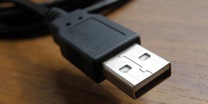USB-C की सबसे खास विशेषताओं में से एक Alternate Mode तकनीक है. इसकी मदद से एक ही USB-C पोर्ट अलग-अलग प्रकार के इंटरफेस की तरह काम कर सकता है. जरूरत पड़ने पर वही पोर्ट DisplayPort, HDMI, Thunderbolt या ऑडियो आउटपुट का कार्य कर सकता है. चूंकि एक ही पोर्ट कई भूमिकाएं निभा सकता है इसलिए रंग आधारित पहचान प्रणाली यहां व्यावहारिक नहीं मानी जाती.