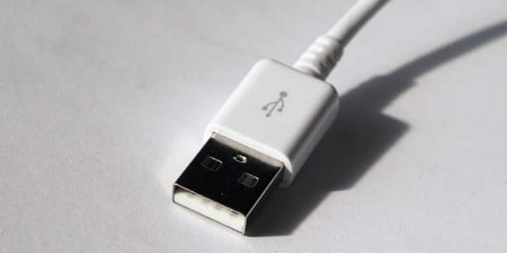 टील या हरे नीले रंग के USB पोर्ट अपेक्षाकृत कम देखने को मिलते हैं. कई कंपनियां इन्हें USB 3.1 Gen 2 या USB 3.2 Gen 2 जैसी तेज तकनीकों के लिए इस्तेमाल करती हैं जो 10 Gbps तक की स्पीड प्रदान कर सकती हैं. हालांकि इसका कोई सार्वभौमिक नियम नहीं है इसलिए अलग-अलग ब्रांड इसका इस्तेमाल अलग उद्देश्य के लिए कर सकते हैं.