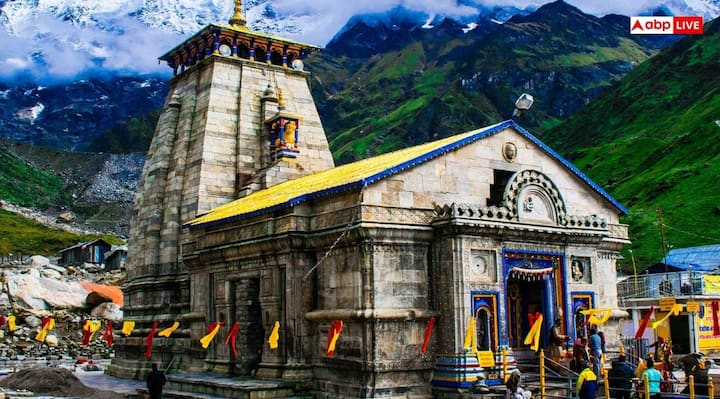 केदारनाथ मंदिर- उत्तराखंड में स्थित चारधामों में से एक भगवान शिव को समर्पित केदारनाथ मंदिर है. गर्मियों के समय में यह मंदिर दर्शन के लिए खोला जाता है. यह 12 ज्योतिर्लिंगों में एक है, जिसकी ऊंचाई 13,000 फीट है.