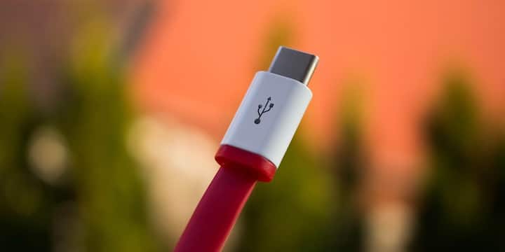 काले रंग का USB पोर्ट आमतौर पर USB 2.0 तकनीक को दर्शाता है. यह 480 Mbps तक डेटा ट्रांसफर कर सकता है. आज भी कई टीवी, प्रिंटर, सेट-टॉप बॉक्स और अन्य इलेक्ट्रॉनिक डिवाइसों में इस प्रकार के पोर्ट देखने को मिल जाते हैं. नॉर्मल इस्तेमाल के लिए यह पर्याप्त है लेकिन हाई-स्पीड स्टोरेज डिवाइसों के लिए इसे आधुनिक मानकों के मुकाबले धीमा माना जाता है.