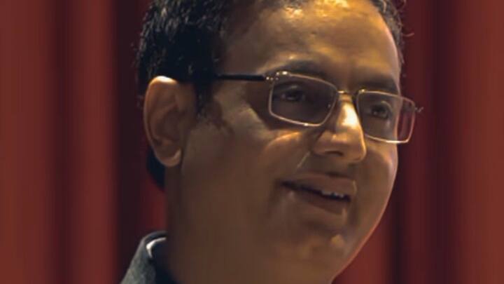 विकास दिव्यकीर्ति सर के अनुसार शुरुआती उम्मीदवारों के लिए 6 से 7 घंटे की पढ़ाई पर्याप्त होती है, हालांकि गंभीर तैयारी करने वाले छात्रों को धीरे-धीरे अपनी पढ़ाई का समय बढ़कर 8 से 10 घंटे तक कर लेना चाहिए. उनका मानना है कि जब कोई उम्मीदवार अपने टारगेट को लेकर पूरी तरह समर्पित हो जाता है, तो उसे पढ़ने के लिए अलग से प्रेरित करने की जरूरत नहीं पड़ती.