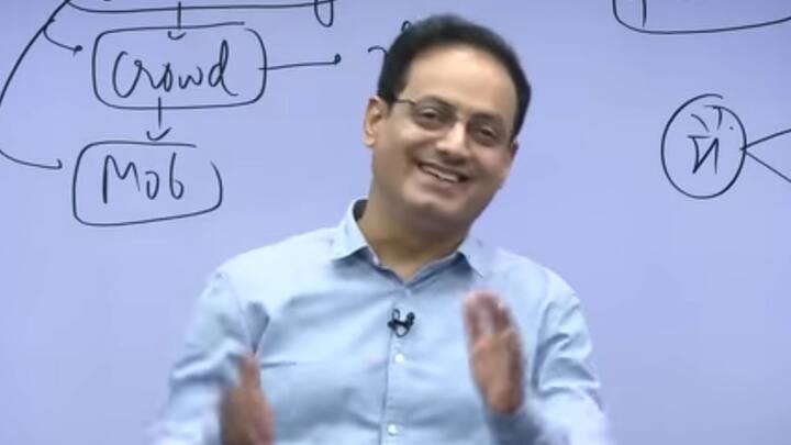 दोस्तों के साथ चर्चा करें, ग्रुप डिस्कशन में हिस्सा लें और अपनी बात खुलकर रखना सीखें. कॉलेज की डिबेट, ड्रामा, कल्चरल प्रोग्राम और दूसरी एक्टिविटी में भाग लेना भी व्यक्तित्व विकास में मदद करता है. इससे कॉन्फिडेंस बढ़ता है और इंटरव्यू बोर्ड के सामने अपनी बात प्रभावी तरीके से रखने की क्षमता विकसित होती है.