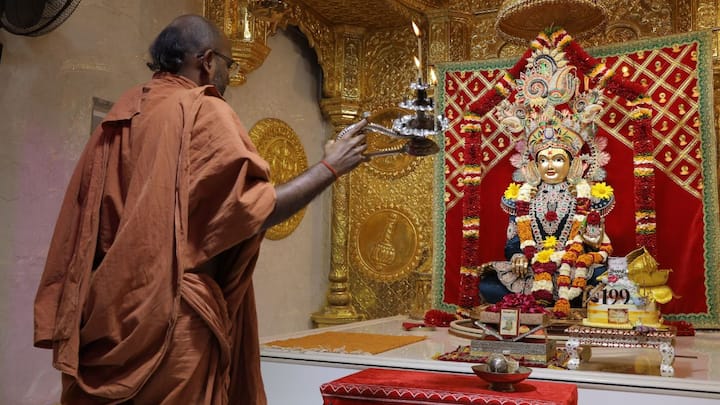 घर के अलावा अगर कोई परिवार यही सत्यनारायण की कथा या अन्य कोई अनुष्ठान किसी मंदिर परिसर में आयोजित करवाना चाहता है, तो उसका गणित और बढ़ जाता है. मंदिर में पूजा संपन्न कराने की स्थिति में श्रद्धालुओं को मंदिर प्रशासन की तय फीस के रूप में लगभग 100 से 150 डॉलर अलग से चुकाने पड़ते हैं.
