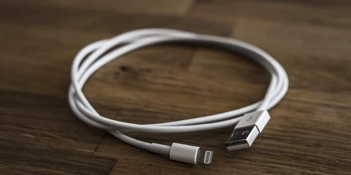 लाल रंग वाले USB पोर्ट आमतौर पर हाई-परफॉर्मेंस पोर्ट माने जाते हैं. कई बार ये तेज डेटा ट्रांसफर के साथ-साथ Always-On Charging फीचर भी देते हैं. इसका मतलब है कि लैपटॉप बंद होने के बाद भी इन पोर्ट्स से स्मार्टफोन या अन्य डिवाइस चार्ज किए जा सकते हैं. पीले और नारंगी रंग के USB पोर्ट मुख्य रूप से पावर-शेयरिंग फीचर के लिए जाने जाते हैं. ये सिस्टम के स्लीप या स्टैंडबाय मोड में होने पर भी चार्जिंग जारी रख सकते हैं. इसी कारण इन्हें अक्सर विशेष चार्जिंग पोर्ट के रूप में इस्तेमाल किया जाता है.