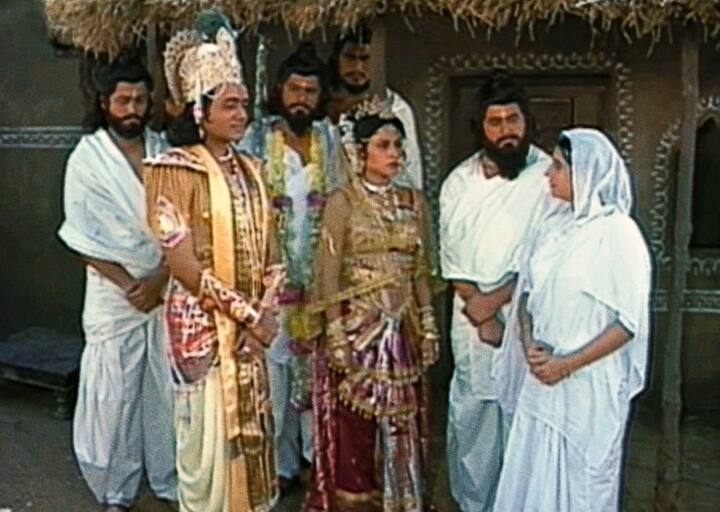 बीआर चोपड़ा की 'महाभारत' ने 1988 से 1990 तक दर्शकों का खूब मनोरंजन किया. इस शो को 38 साल पूरे हो चुके हैं, लेकिन आज भी इसके किरदार लोगों के दिलों में जिंदा है.