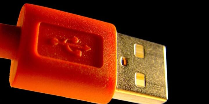USB-C पोर्ट की क्षमताओं को समझने के लिए उसके पास बने लोगो और चिन्हों पर ध्यान देना चाहिए. यदि SS लिखा हो तो इसका मतलब SuperSpeed USB सपोर्ट है. Thunderbolt का बिजली जैसा चिन्ह हाई-स्पीड Thunderbolt तकनीक की ओर इशारा करता है. वहीं बैटरी का निशान तेज चार्जिंग क्षमता को दर्शा सकता है और DisplayPort का लोगो वीडियो आउटपुट सपोर्ट की जानकारी देता है.