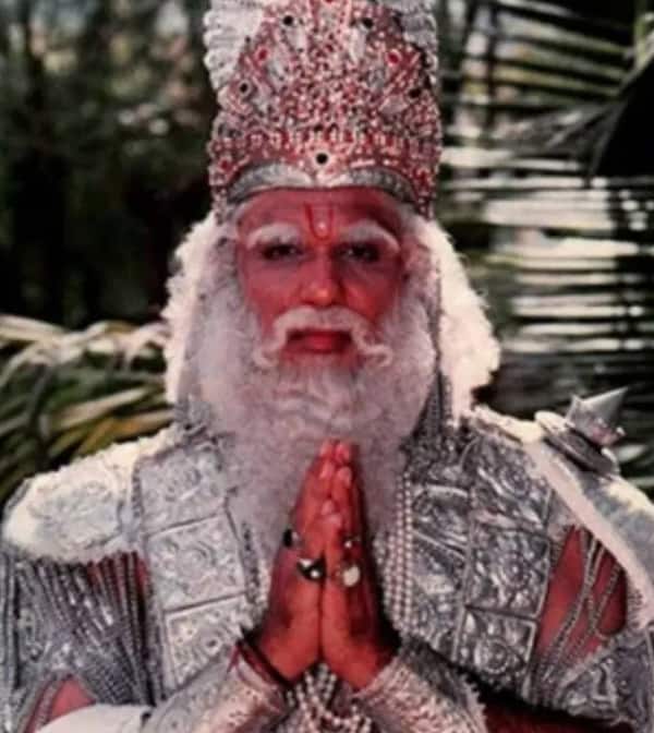 मुकेश खन्ना: बी.आर. चोपड़ा की 'महाभारत' में भीष्म पितामह का किरदार निभाने वाले मुकेश खन्ना ने अपनी दमदार एक्टिंग से दर्शकों के दिलों में खास जगह बनाई. दिलचस्प बात यह है कि उन्होंने असल जिंदगी में भी भीष्म की तरह कभी शादी न करने का फैसला लिया है. मुकेश खन्ना 67 साल की उम्र में भी कुंवारे हैं.