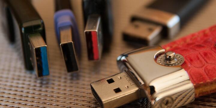 नीले रंग का USB पोर्ट USB 3.0 का प्रतीक माना जाता है. इसकी अधिकतम स्पीड 5 Gbps तक पहुंच सकती है जो USB 2.0 की तुलना में कई गुना तेज है. इसी वजह से नीला रंग सबसे ज्यादा पहचाना जाने वाला USB रंग बन गया. यदि किसी लैपटॉप में नीला USB-A पोर्ट मौजूद है तो संभावना है कि वह कम से कम USB 3.0 तकनीक को सपोर्ट करता हो.