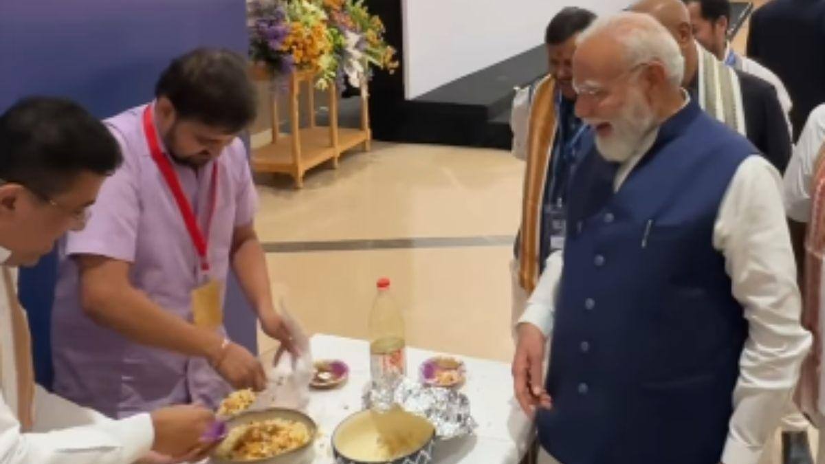 Suvendu Adhikari Serves Jhalmuri To PM Modi At NDA Meeting