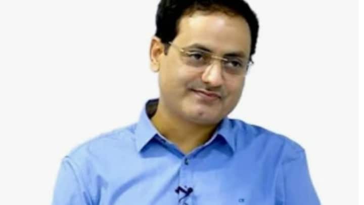 IAS बनना है तो आज ही फॉलो करें दिव्यकीर्ति सर की ये 3 बातें, आपको नहीं रोक पाएगी कोई भी ताकत 1 दृष्टि आईएएस के संस्थापक और प्रसिद्ध शिक्षक विकास दिव्यकीर्ति का भी मानना है कि आईएएस बनने के लिए किसी जादूई ट्रिक की नहीं बल्कि तीन बुनियादी आदतों की जरूरत होती है. अगर कोई उम्मीदवार इन तीन बातों को लगातार फॉलो करें तो उसकी सफलता को कोई नहीं रोक सकता. ऐसे में चलिए आज हम आपको बताते हैं कि आईएएस बनने के लिए विकास दिव्यकीर्ति सर की कौन सी बातें आपको फॉलो करनी चाहिए .