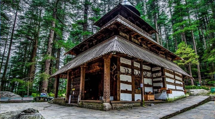 हिडिंबा देवी मंदिर- हिमाचल प्रदेश के मनाली में स्थित हिडिंबा देवी मंदिर अपनी अनोखी वास्तुकला और देवदार के घने जंगलों के लिए प्रसिद्ध है. महाभारत काल से जुड़ा यह मंदिर पर्यटकों और श्रद्धालुओं दोनों के बीच लोकप्रिय है.