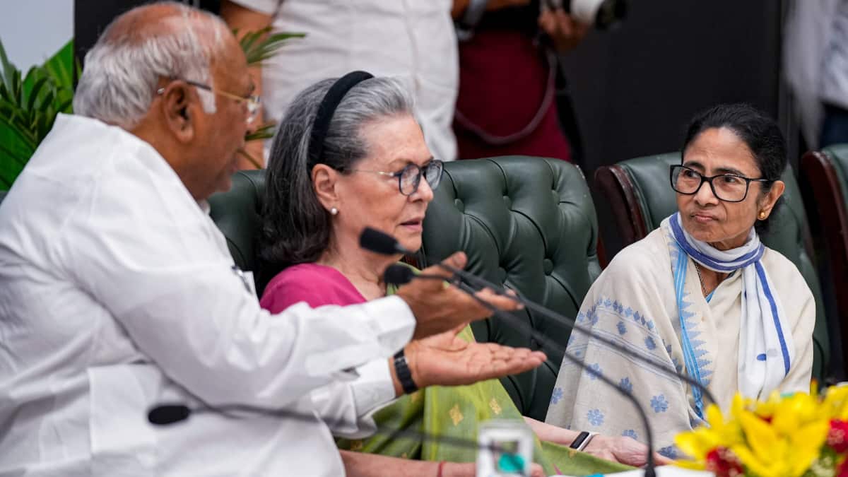 TMC Turmoil: टीएमसी-कांग्रेस विलय की अटकलों पर सियासी घमासान, बंगाल कांग्रेस अध्यक्ष ने कहा- 'कुछ भी हो सकता है', विद्रोही टीएमसी नेताओं ने किया खंडन