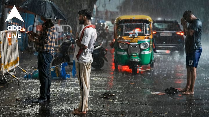 আগামী ২ ঘণ্টার মধ্যে কলকাতায় বজ্রপাতের সঙ্গে বৃষ্টি, দমকা হাওয়ার পূর্বাভাস রয়েছে।