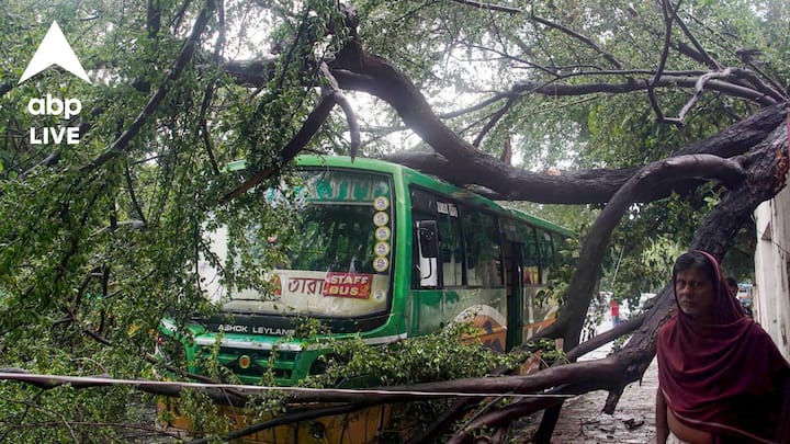 সময়েই দক্ষিণবঙ্গে বর্ষা ঢোকার সম্ভাবনা। আগামী ২ দিনের মধ্যে দক্ষিণবঙ্গে ঢুকতে পারে বর্ষা।