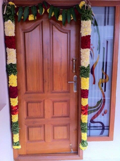 వాస్తు ప్రకారం తోరణాన్ని మార్చడానికి మంగళవారం, గురువారం, శనివారం, ఏకాదశి , పౌర్ణమి వంటి నిర్దిష్టమైన రోజులు ఉన్నాయి. ఈ రోజులలో మార్పులు చేయడం శుభప్రదం. దానిని చెత్తబుట్టలో పారవేయవద్దు. దానిని ప్రవహించే నీటిలో వదలండి.
