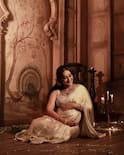 Pose: ડિલીવરી પહેલા Surbhi Jyoti એ કરાવ્યું મેટરનિટી ફોટોશૂટ, ગૉલ્ડન સાડીમાં ફ્લૉન્ટ કર્યો બેબી બમ્પ