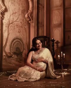 Pose: ડિલીવરી પહેલા Surbhi Jyoti એ કરાવ્યું મેટરનિટી ફોટોશૂટ, ગૉલ્ડન સાડીમાં ફ્લૉન્ટ કર્યો બેબી બમ્પ