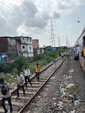 Mumbai Local Train: ओव्हरहेड वायर तुटल्याने हार्बर रेल्वेची वाहतूक विस्कळीत, लोकल ठप्प, प्रवासी ट्रॅकवर उतरले