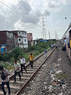 Mumbai Local Train: ओव्हरहेड वायर तुटल्याने हार्बर रेल्वेची वाहतूक विस्कळीत, लोकल ठप्प, प्रवासी ट्रॅकवर उतरले