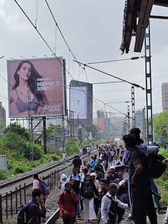Mumbai Local Train: ओव्हरहेड वायर तुटल्याने हार्बर रेल्वेची वाहतूक विस्कळीत, लोकल ठप्प, प्रवासी ट्रॅकवर उतरले