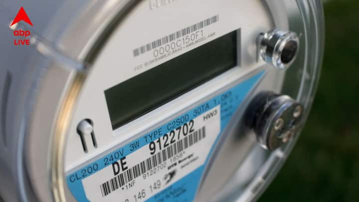 স্মার্ট মিটার হলো একটি ডিজিটাল বিদ্যুৎ মিটার যা একজন গ্রাহকের বিদ্যুৎ ব্যবহার ক্রমাগত রেকর্ড করে এবং সেই ডেটা সরাসরি পরিষেবা প্রদানকারী সংস্থাকে পাঠায়। মিটারে আসা রিডিং নেওয়ার জন্য কর্মীদের বাড়ি বাড়ি যাওয়ার প্রয়োজনীয়তা আর পড়ে না। আপনি সরাসরি রিডিং অনুযায়ী টাকা নিজেই পে করতে পারবেন। এই মিটার গ্রাহকদেরকে তাদের বিদ্যুৎ খরচ সম্পর্কে সচেতন করে এবং রিয়েল-টাইমের তথ্য প্রদান করে, যা বিদ্যুৎ সাশ্রয়েও সাহায্য করে।